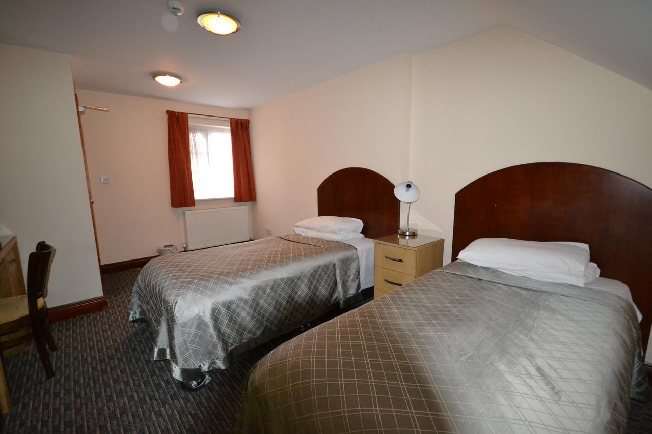 Airport Guest House Slough Exterior photo