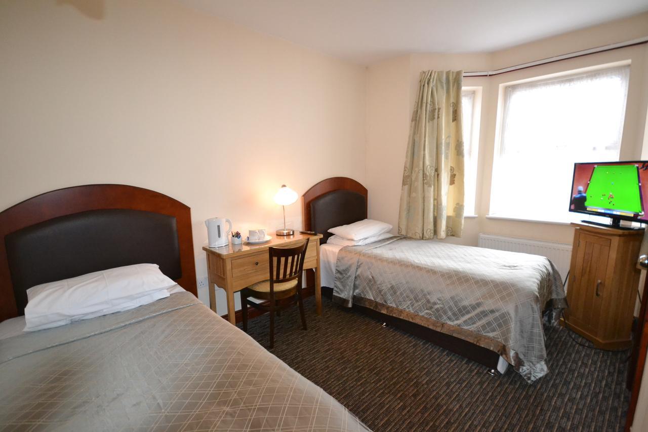 Airport Guest House Slough Exterior photo