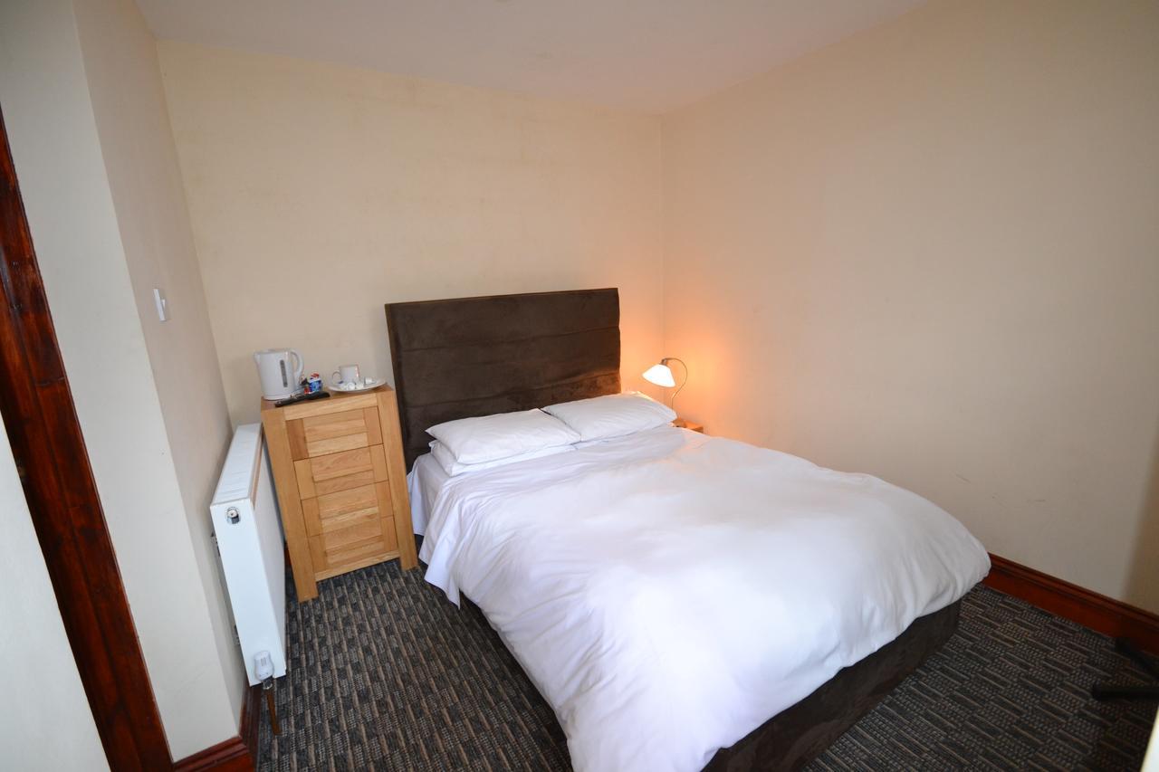 Airport Guest House Slough Exterior photo