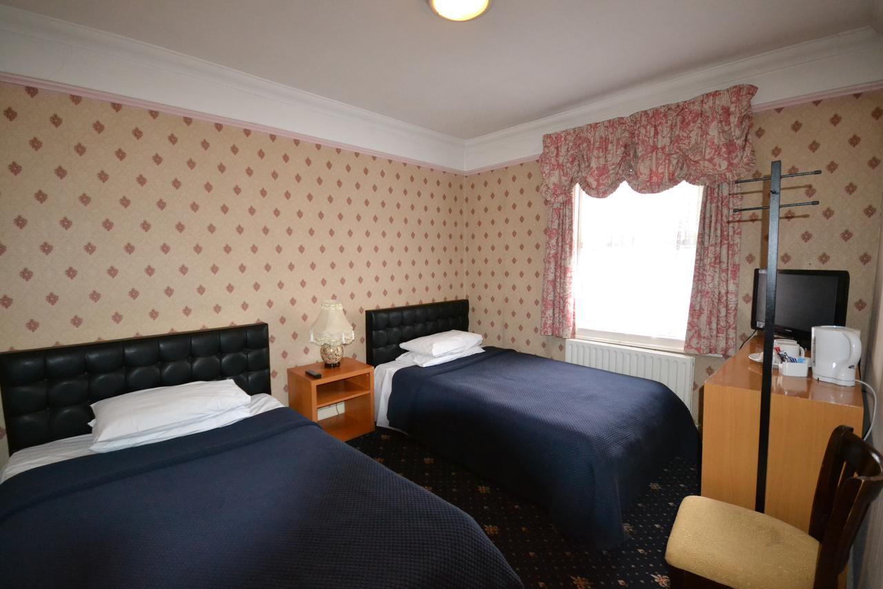 Airport Guest House Slough Exterior photo